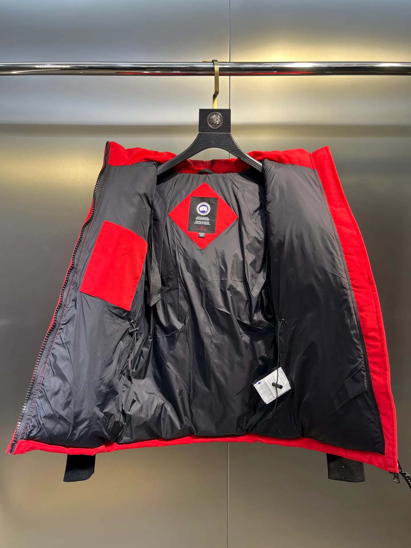 P860 Canada Goose Canada # Expedition04 Parker, a treasure of Canadian origin! Limited supply worldwide! Canada Goose Model 04 is a top-notch couple model, polar cold-proof outdoor series fur collar detachable hooded parka down jacket, the first Goose in 2024. I hope my partners like the top quality, and I hope everyone can evaluate it together! The most popular cool items of the Big Goose family in 2024 are online. The same popular product of Yi Yang Qianxi is said to be a joint limited edition Big Goose that cannot be bought in autumn and winter. If you dislike the sameness of the Big Goose in the past, then this model will definitely give you a different experience! This year's most powerful couple's collection for autumn and winter is online, a top-notch luxurious ready-to-wear style, paired with an outdoor warm down jacket with great style and charm! The most standard and classic items of the Daye family in the past two years are equipped with unique reflective stripes for embellishment, which further shows the high-end fashion performance effect. With the embellishment of hardware buckles, it has excellent performance effect. The upper body is clean, simple and elegant, even for urban leisure. It is suitable for various occasions. Designed with large pockets, this model has a large capacity and is equipped with reflective stripes, making it safer at night. It is suitable for various adventure activities. It is made of windproof and waterproof technical materials. The interior is filled with full white duck down, which is absolutely cold-proof and warm. It also has a stand-up collar design and fine fluff at the collar, with meticulous attention to detail! The charm of this model is also more spiritual, and the upper body has more temperament and specifications. It perfectly shows the ultra-high standard of fashionable performance of this model, integrating outdoor and life, and you can even create high-street wear! The most pinnacle limited-edition goose that we have presented so far, both in terms of design and detailed materials, it is completely outstanding. The grand and evergreen version design is matched with cool reflective elements. The overall appearance can be said to be quite high, and it has that kind of powerful outdoor performance! It combines high-end casual attributes with high-street style. It is high-grade, domineering, warm, and beautiful. The visibility of the upper body is quite strong, and the configuration of the owl element is highly brand-recognizable. It fully complements the overall brand performance and visual effects, and also has the high-end sense of fashion and fashionable performance. It is a must-buy product because it is the most awesome down brand on the planet and one of Canada's three national treasure brands. It is also a sentimental down luxury brand. In the field of polar cold-proof clothing, Goose has made an irreplaceable contribution... Size: xs s m l xl